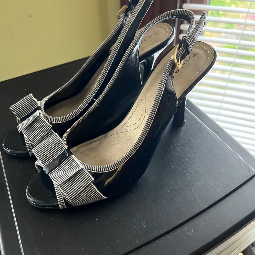 TAHARI Sling Back Navy Patent Leather Shoe with Striped Piping and Bow 7.5 Size - Picture 5 of 12